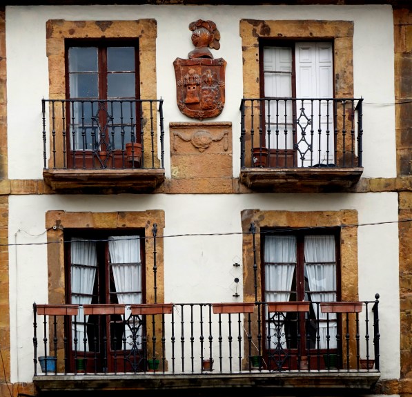 Balcones con escudo  (Oviedo)