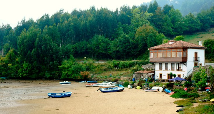 Casa con barcas en la Ría de Tazones