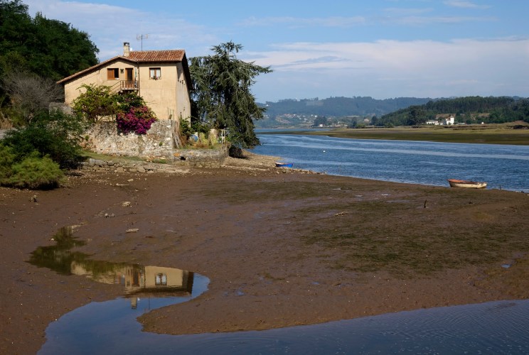 Ria de Tazones con Casa