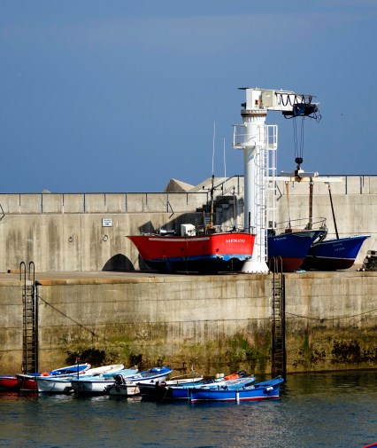 Grúa puerto de Tazones
