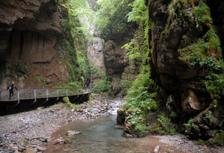 Bonjour, voici une vue partielle des Gorges de Kakuetta, une promenade de deux heures aller /retour ou plus... A travers un sentier le long d, un torrent, et d'une villégiature digne des forêts tropical.